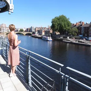 3 Emperors Wharf With Stunning River Views Apartment