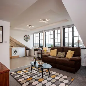 Oakstays - Bright, Spacious Gem Apartment
