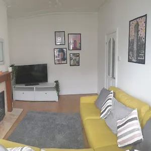 8 Bed House 2 Miles Apartment